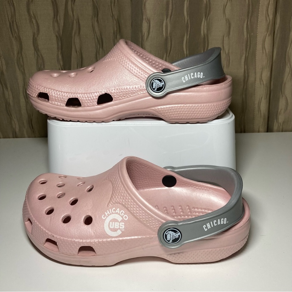 Crocs Chicago Cubs Pink Women's 4-5 XS Classic Clogs Pink Silver Unisex NWOT